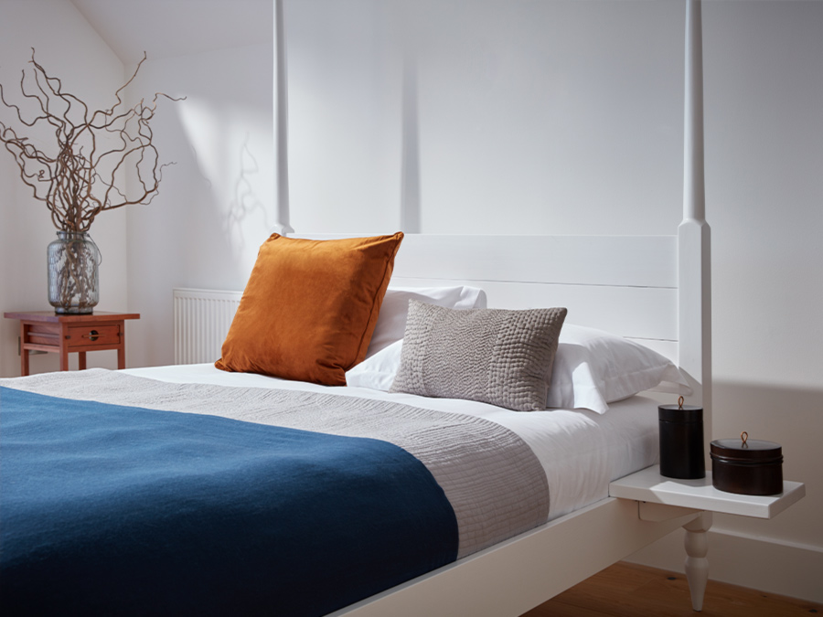 Poster platform store bed